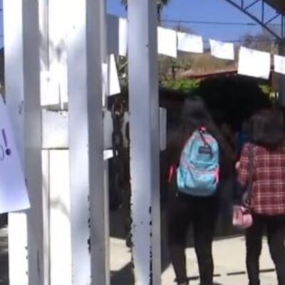 Estudiantes de Bachilleres, en Etla Oaxaca, exhiben a maestro por acoso sexual