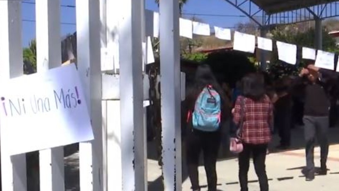 Estudiantes de Bachilleres exhiben a maestro de acoso sexual