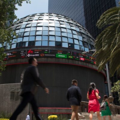 Bolsa Mexicana sube tras anotar peor sesión desde 2008; peso pierde
