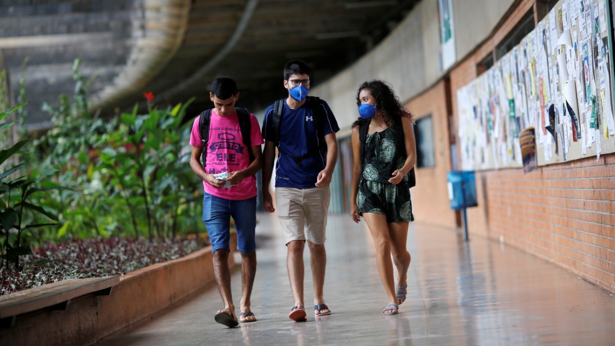Foto: Estudiantes brasileños usan cubre boca. Reuters