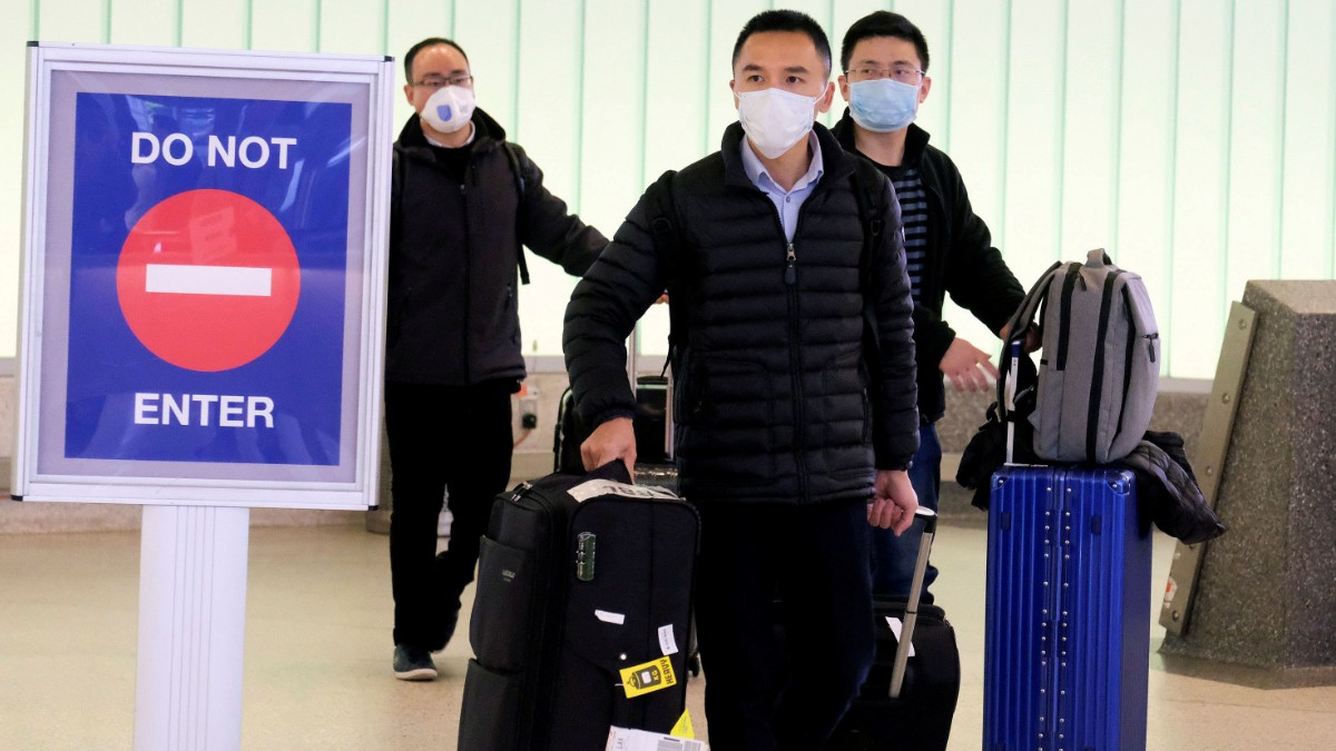 Foto: Pasajeros procedentes de China llegan al Aeropuerto Internacional de California. Reuters