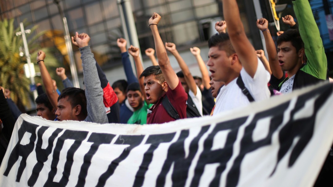 Foto: Jóvenes protestan en la Ciudad de México por el caso Ayotzinapa. Reuters