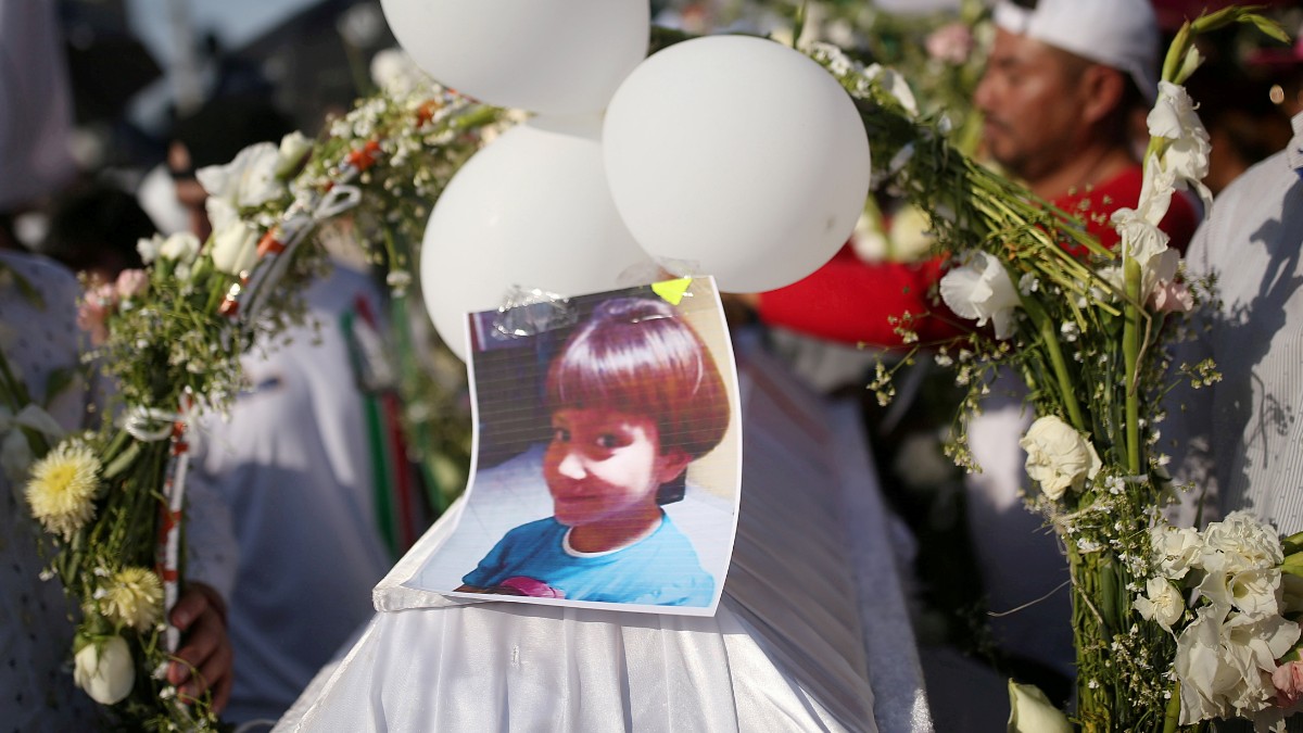 Foto: Miles asistieron al funeral de la niña Fátima. Reuters