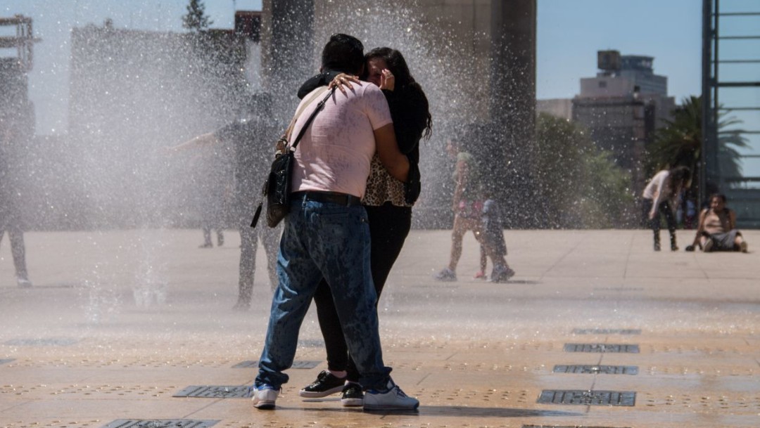 Foto: Una pareja juega en las fuentes del Monumento a la Revolución. Cuartoscuro