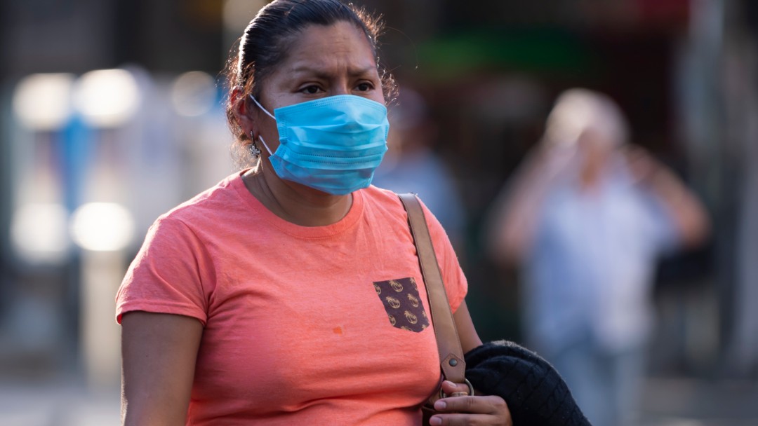 Foto: Una mujer usa cubreboca. Getty Images