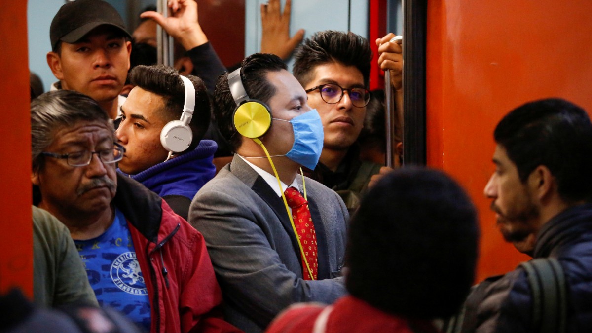 Foto: Un joven usa cubre boca entre una multitud en el Metro CDMX. Cuartoscuro