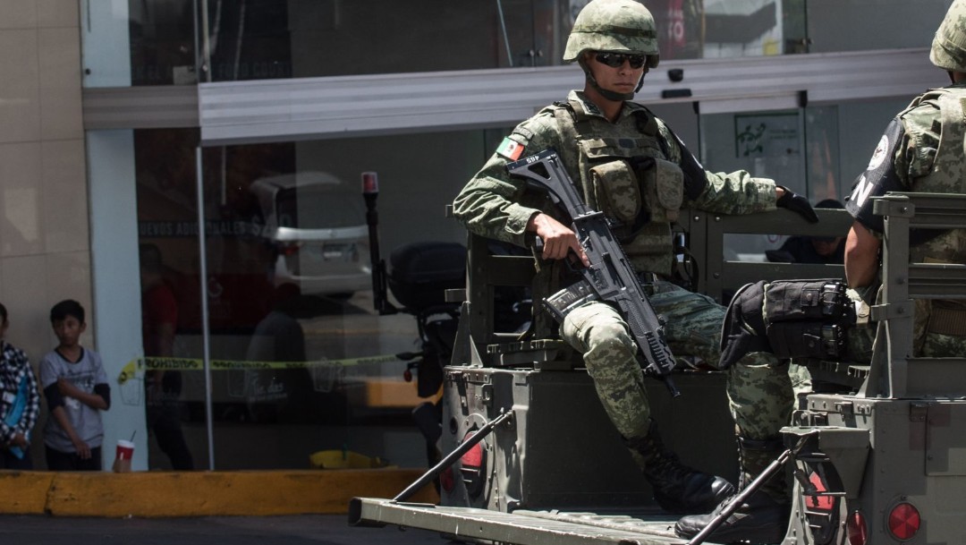Foto: Militares custodian una tienda saqueda en Naucalpa, Estado de México. Cuartoscuro
