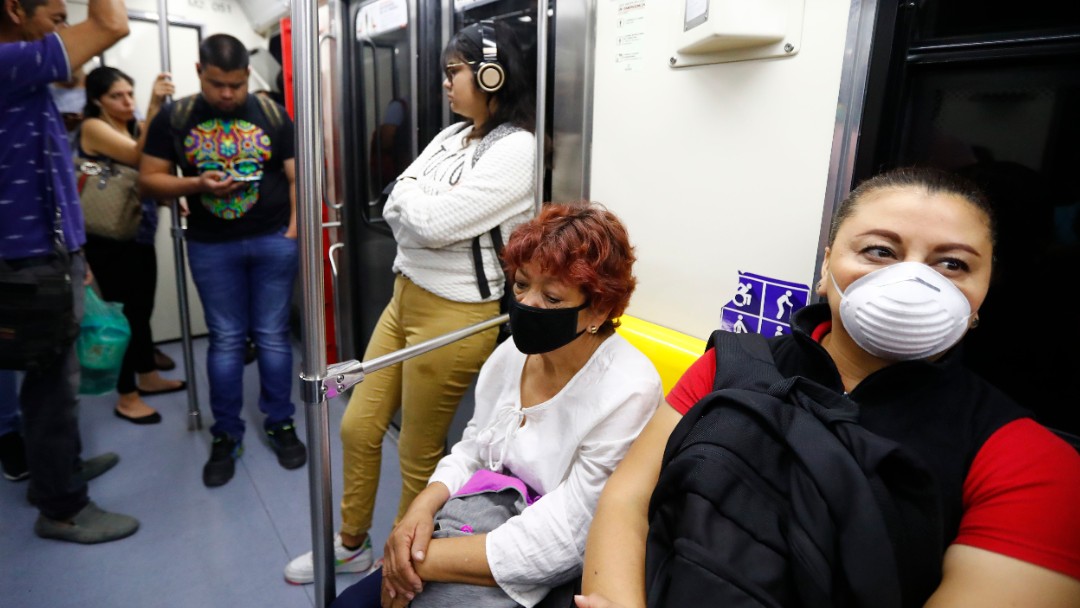 Foto: Señoras usan cubreboca en el Metro CDMX. Getty Images
