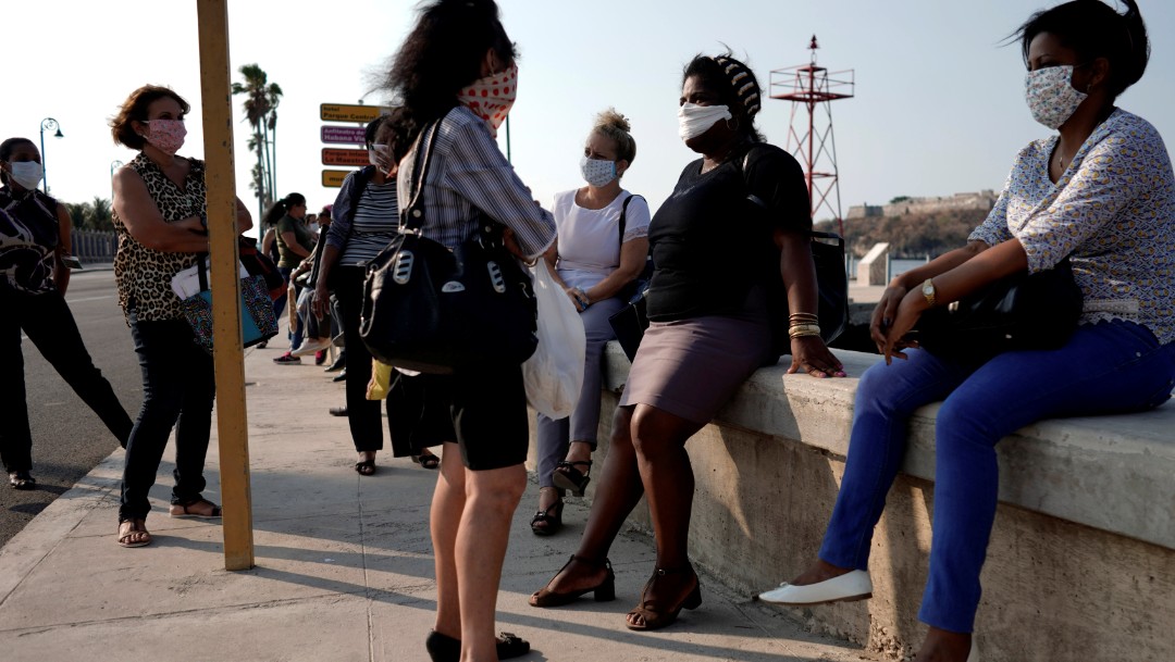 Foto: Mujeres usan cubreboca en calles de La Habana, Cuba. Reuters