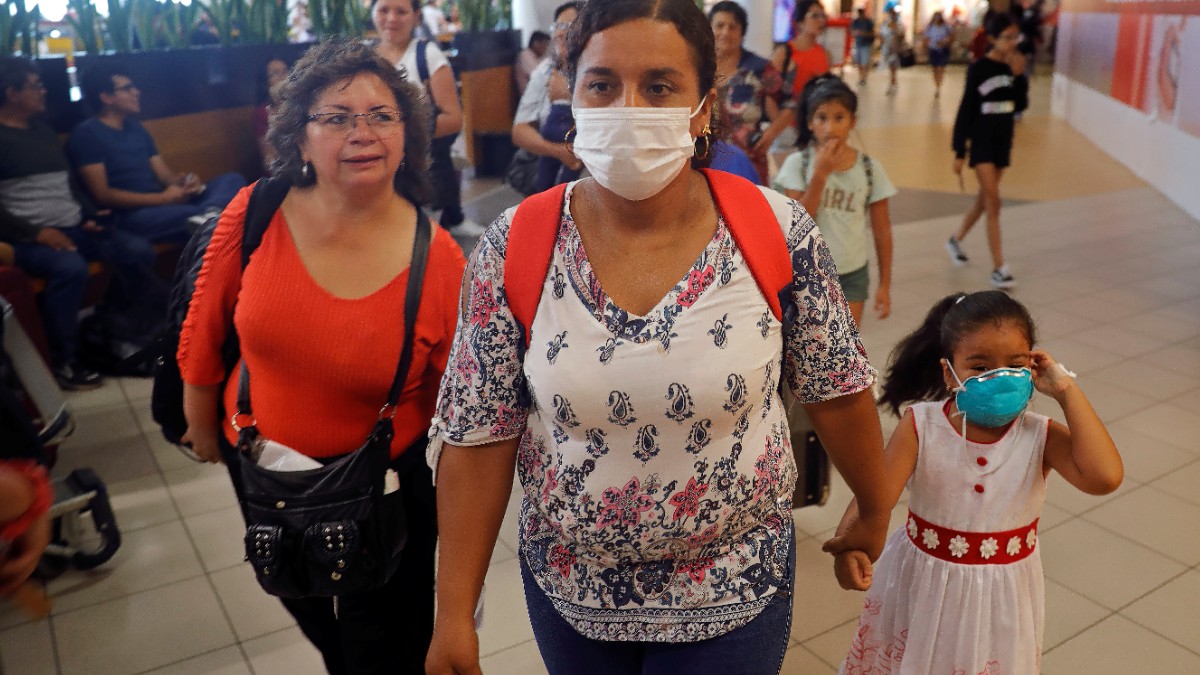 Foto: Personas varadas en el aeropuerto de Lima, Perú, por coronavirus. Reuters