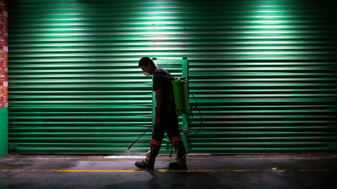 Foto: Personal sanitario limpia las calles en México. Getty Images