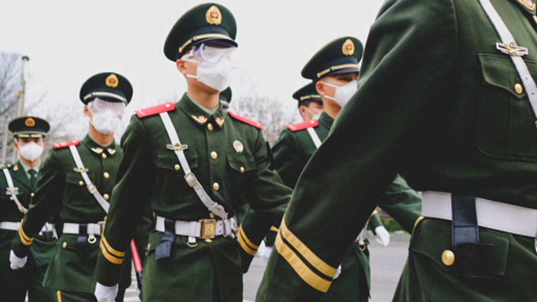 Foto: Policías chinos usan cubreboca- Getty Images