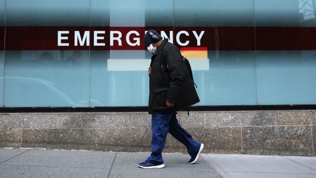 Foto: Un joven usa cubreboca en calles de Nueva York, EEUU. Getty Images