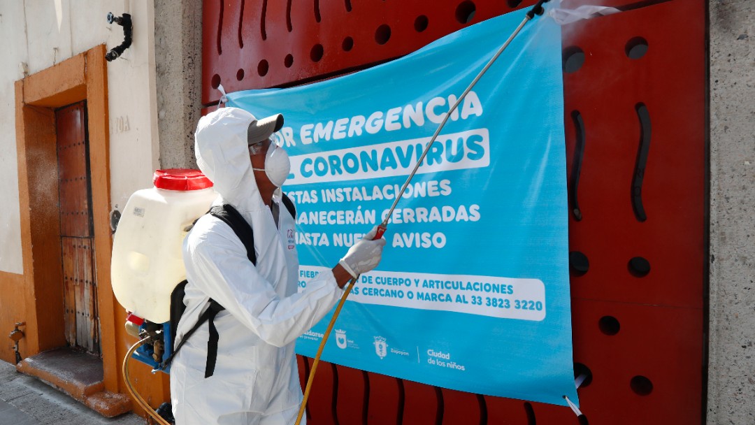 Foto: Personal sanitario limpia calles de la Ciudad de México. Getyy Images