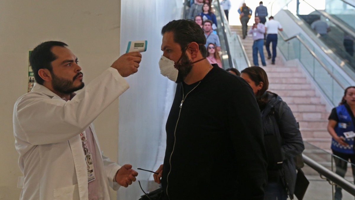 Foto: Médicos toman la temperatura a pasajeros en el Aeropuerto de Guadalajara. Cuartoscuro