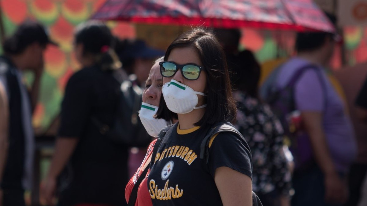 Foto: Mujeres usan cubre boca en calles de Ciudad de México. Cuartoscuro