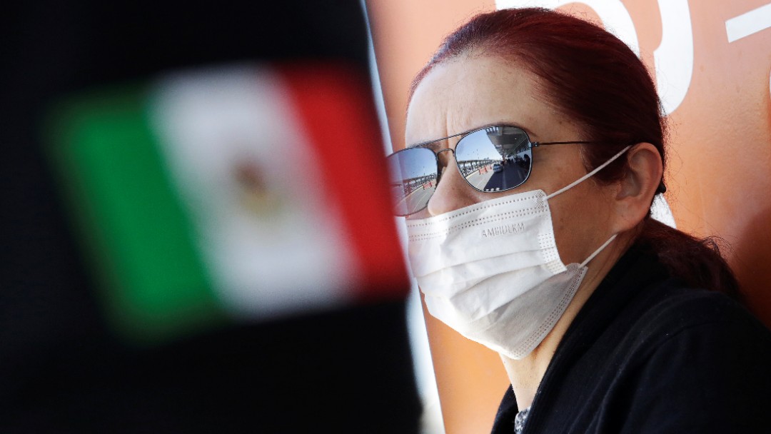 Foto: Una mujer usa cubre boca en el aeropuerto de Ciudad Juárez. Reuters