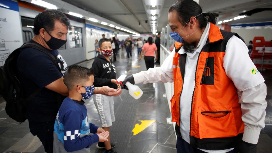 Foto: Ofrecen gel antibacterial en el Metro de la Ciudad de México. Reuters
