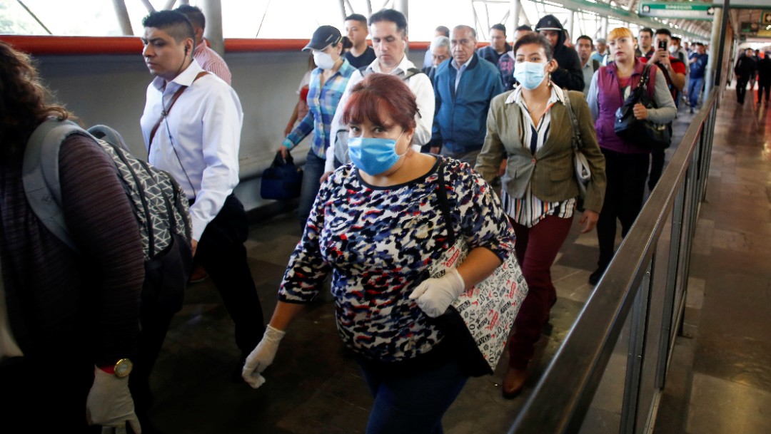 Foto: Usuarios del Metro CDMX usan cubreboca. Reuters