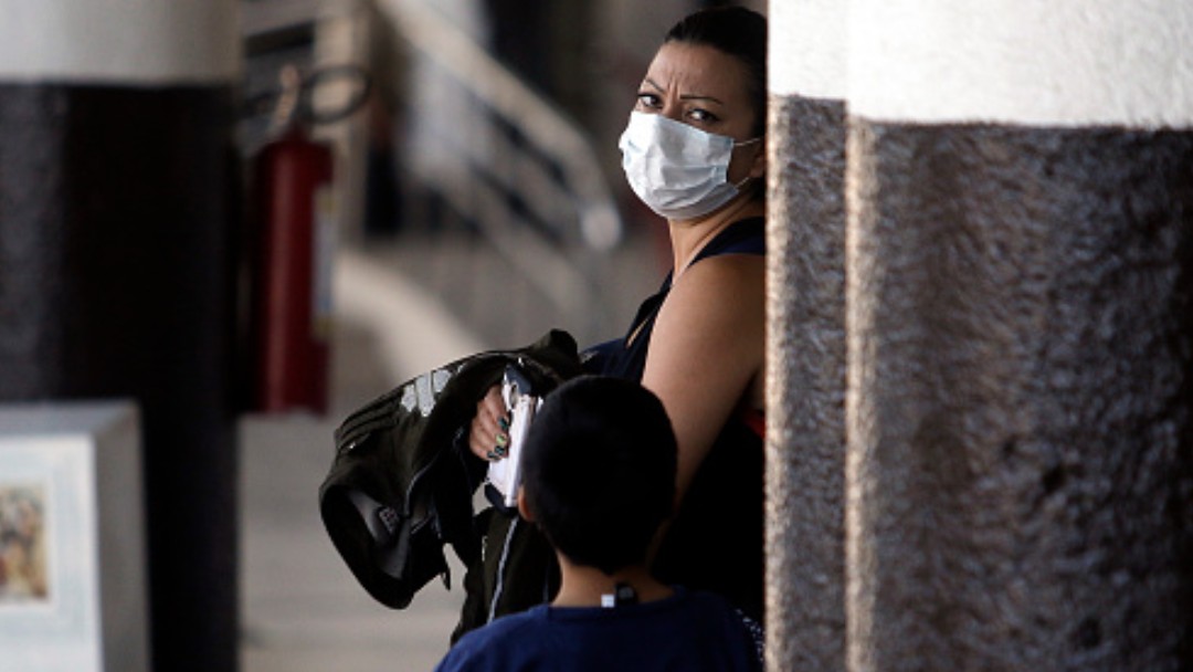 Foto: Una mujer usa cubreboca en calles de Ciudad de México. Getty Images