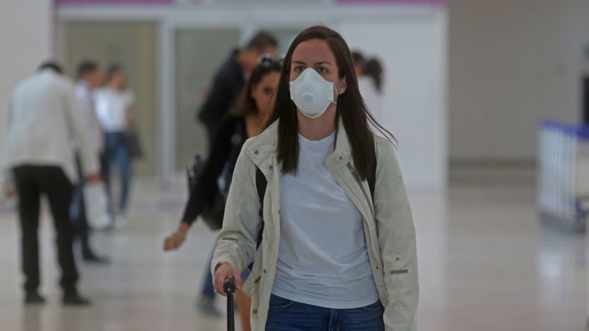 Foto: Una mujer usa cubre boca en el aeropuerto de Guadalajara. Cuartoscuro