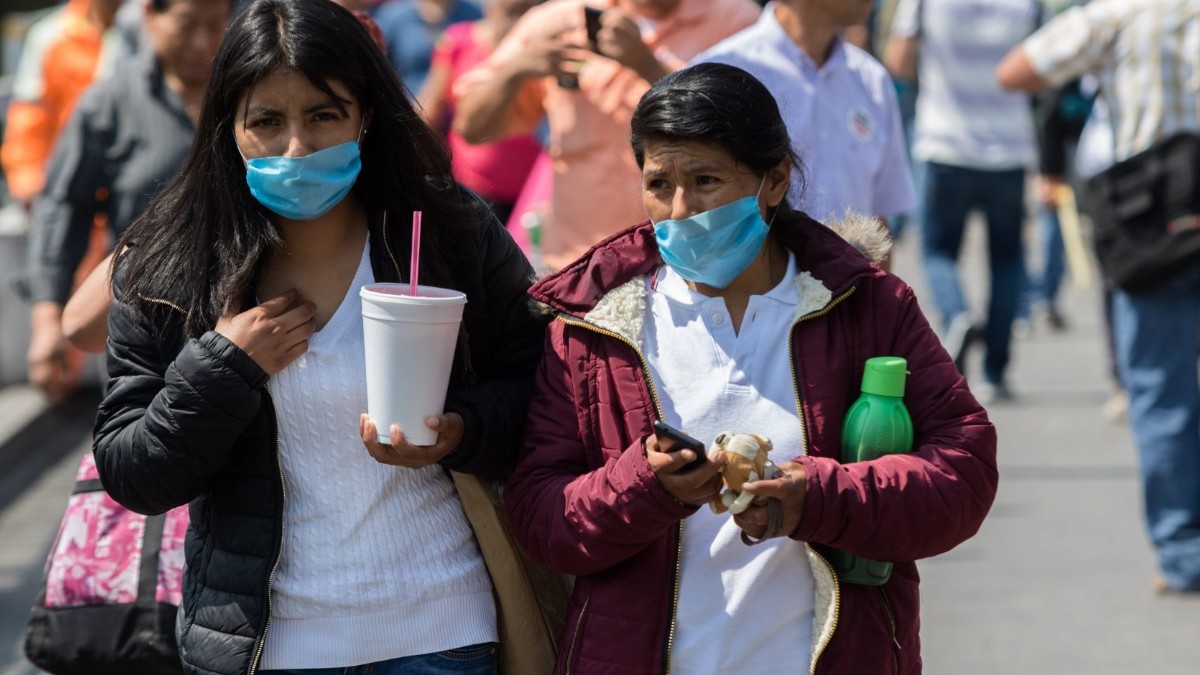 Foto: Señoras caminan por calles de la Ciudad de México usando cubre boca. Cuartoscuro
