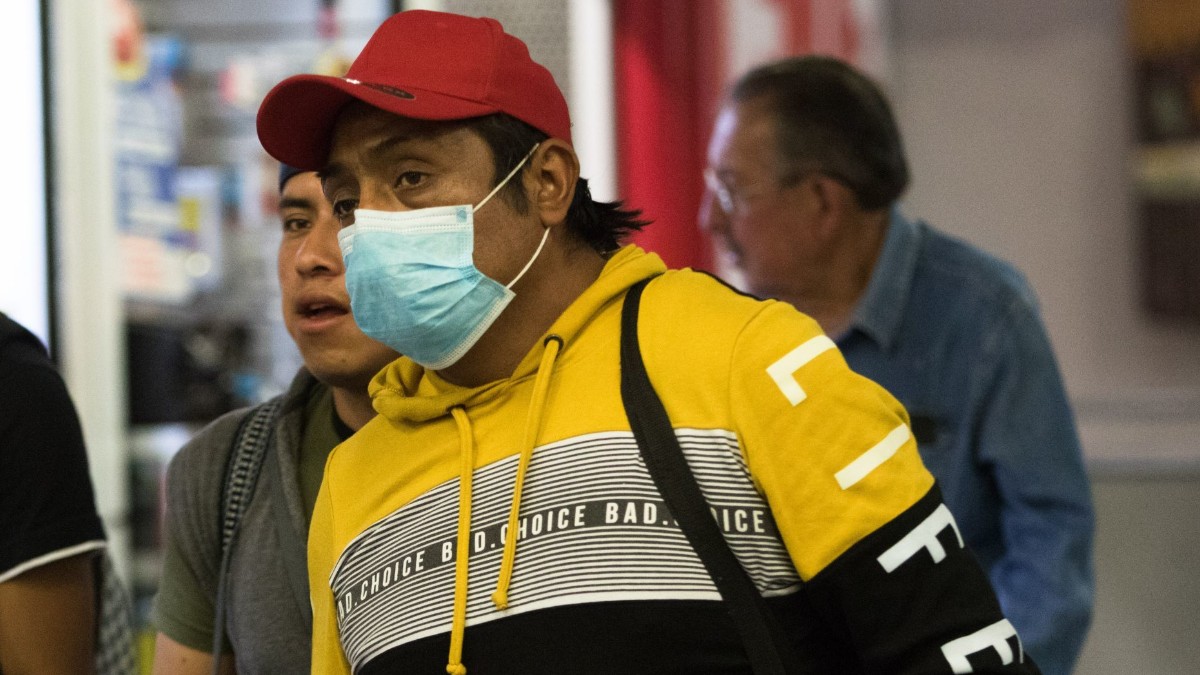 Foto: Un señor usa cubre boca por coronavirus en México. Cuartoscuro