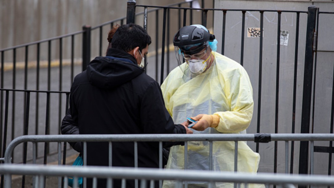 Foto: Personal sanitario checa la temperatura a personas en Nueva York, EEUU. Getty Images
