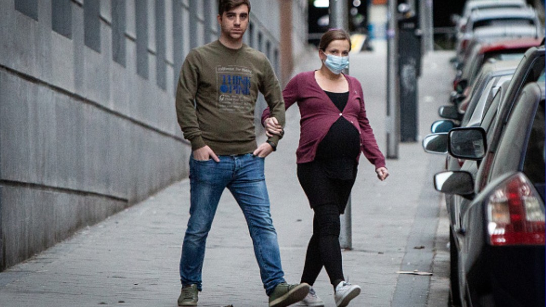 Foto: Una mujer embarazada usa cubreboca. Getty Images
