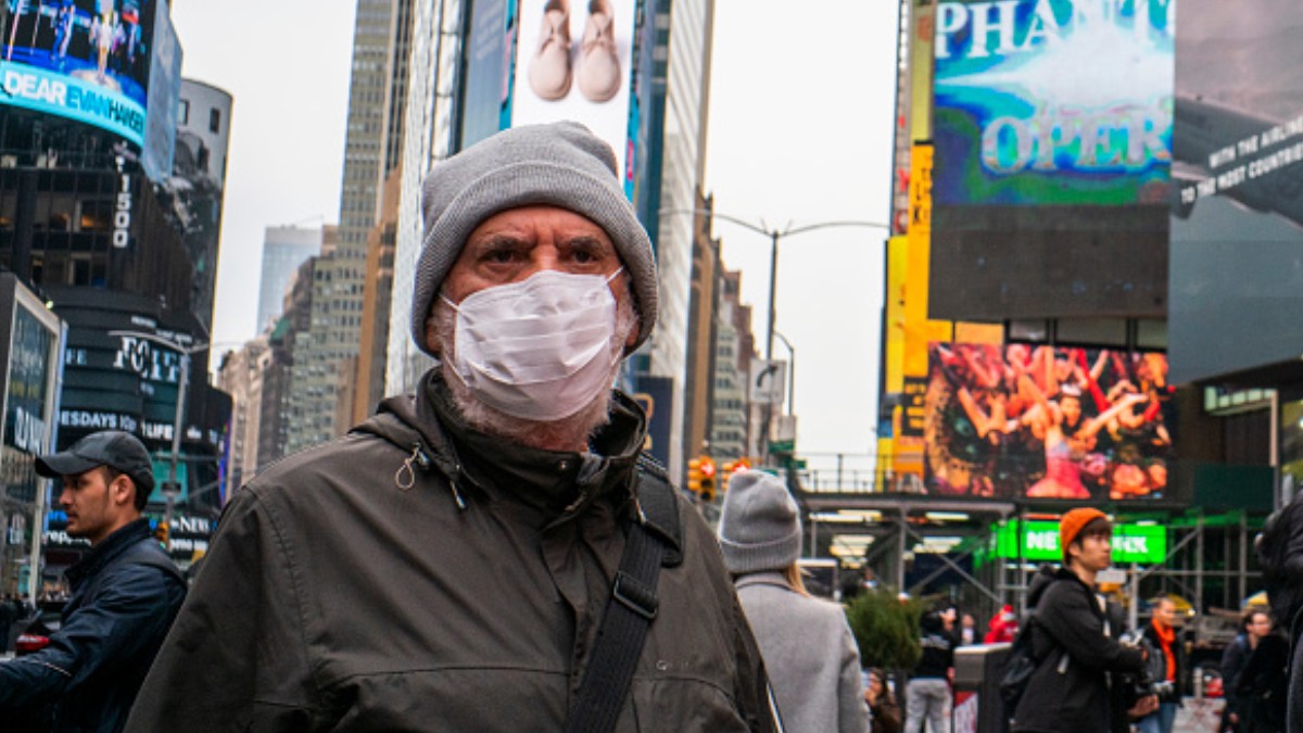 Foto: Un señor camina usando cubre boca por calles de Nueva York, EEUU. Getty Images