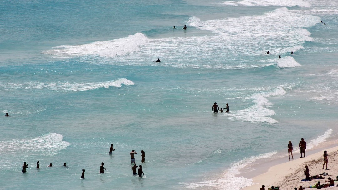 Foto Turistas descansan en una playa de Cancún. Cuartoscuro/Archivo