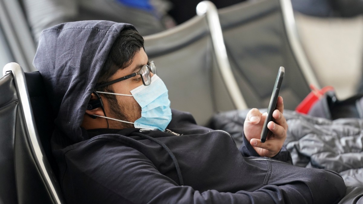 Foto: Un joven usa cubre boca en la sala de espera del aeropuerto de Virginia, EEUU. Reuters