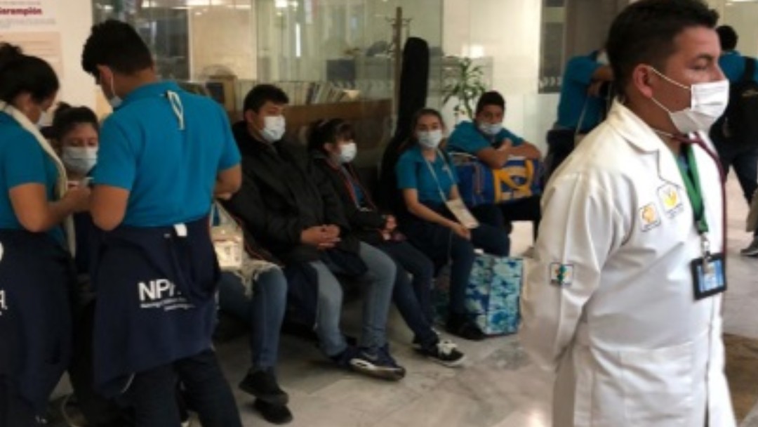 Foto: Autoridades sanitarias mexicanas atendieron a un grupo de salvadoreños en el AICM. Twitter/