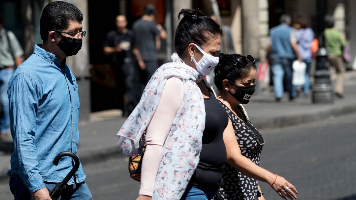 Foto: Un grupo de personas caminan por calles de la Ciudad de México usado cubre boca. Cuartoscuro