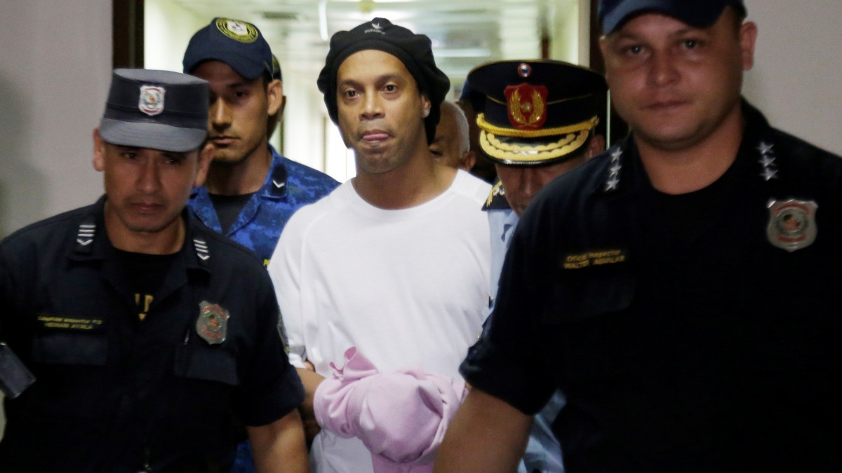 Foto: Policías paraguayos trasladan al exfutbolista Ronaldinho. Reuters