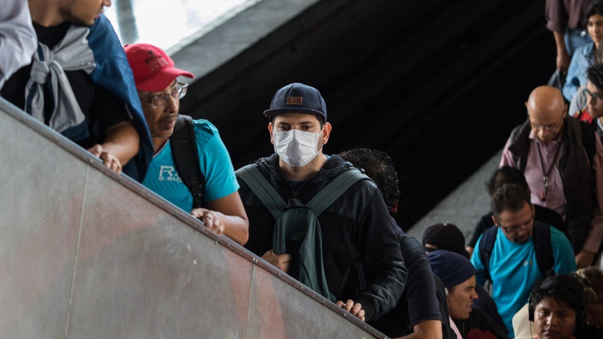 Foto: Un joven usa cubre boca en el Metro de la Ciudad de México. Cuartoscuro