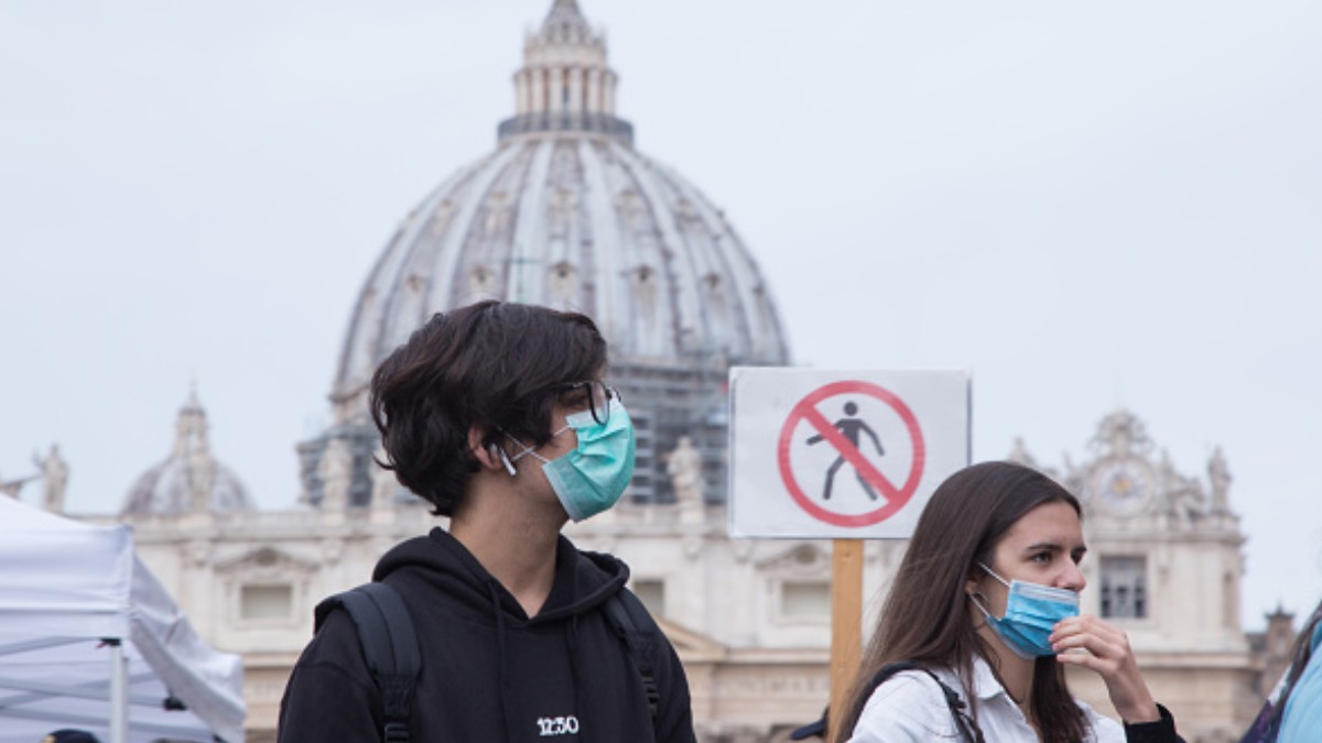 Foto: Turistas usan cubre boca en el Vaticano. Getty Images