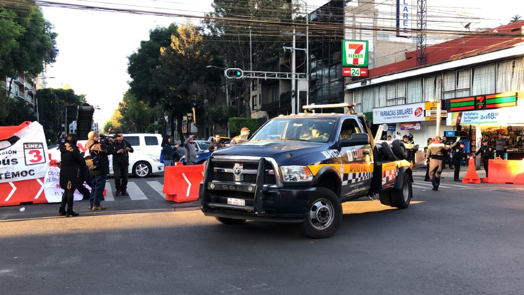FOTO: Gruas de la SSC retiraron los automóviles que bloqueaban avenida Cuauhtémoc  en contra de las obras del Metrobús CDMX (Noticieros Televisa)