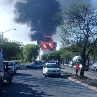 Incendio consume fábrica en Apodaca, Nuevo León