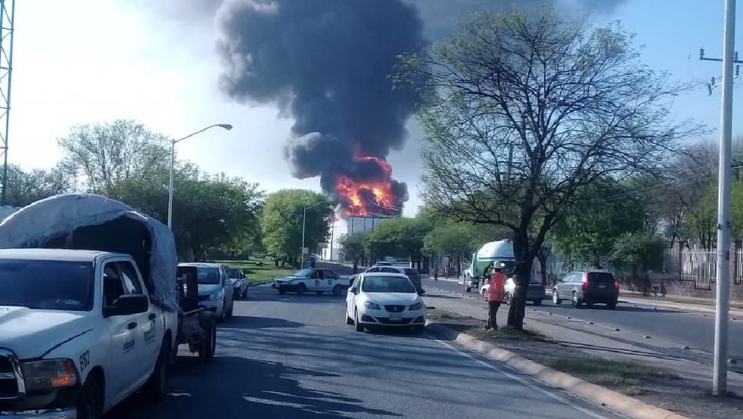 Incendio consume fábrica en Apodaca, Nuevo León