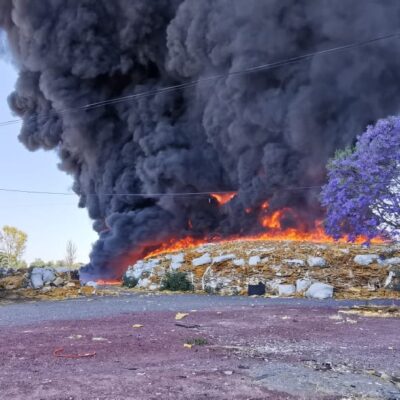 Incendio en recicladora de Celaya, Guanajuato, quema toneladas de desperdicios