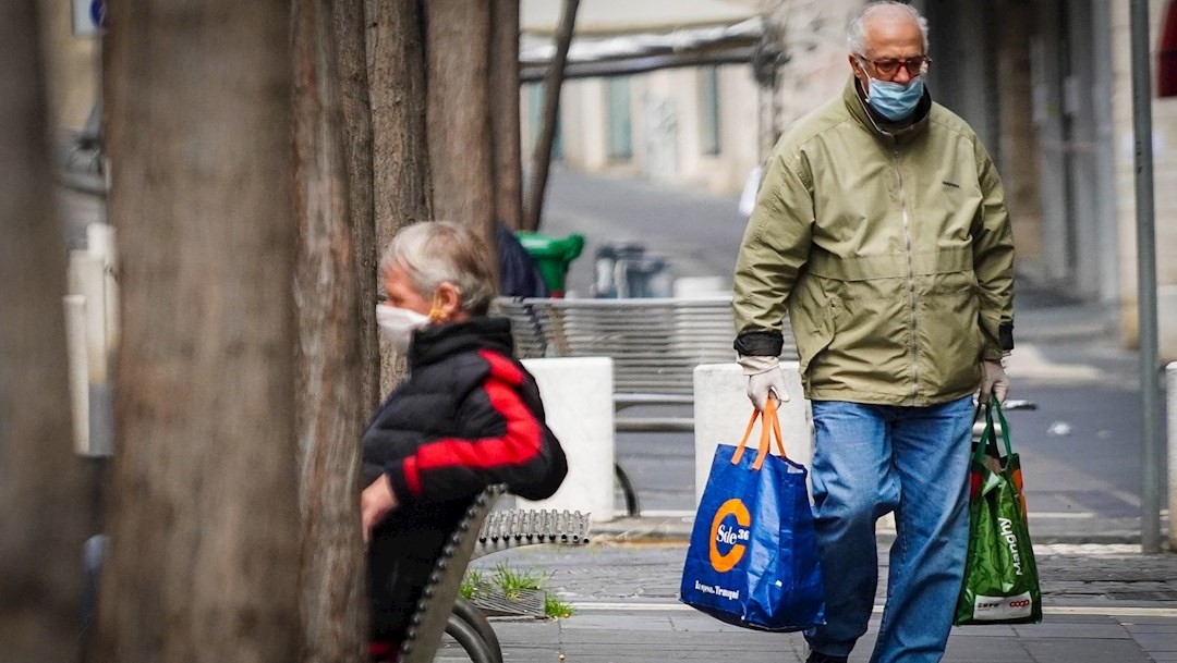 Foto: Dos adultos mayores durante la emergencia de Coronavirus en Nápoles, Italia, 22 marzo 2020