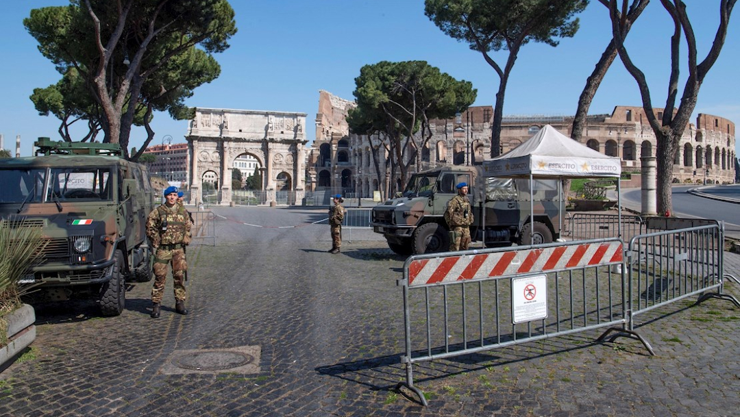 Foto: Soldados del ejército italiano hacen guardia en calles de Roma, Italia, 20 marzo 2020