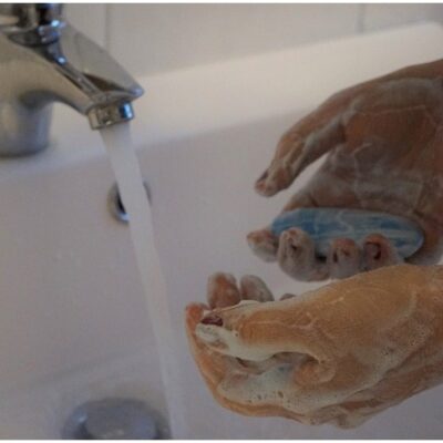 Ssa recomienda lavarse las manos con agua y jabón como primera opción