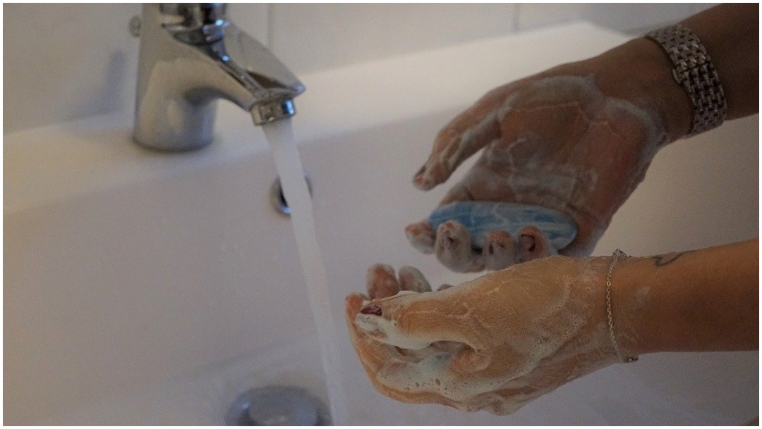 Imagen: La Ssa asegura que el gel antibacterial solo debeser un sustituto del jabón, 21 de marzo de 2020 (pixabay)