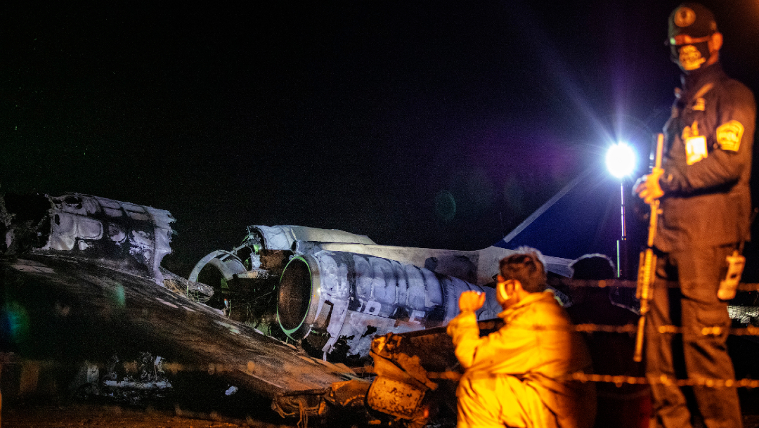 FOTO: Mueren 8 tras estrellarse avión que trasladaba a enfermo de coronavirus de Manila a Japón