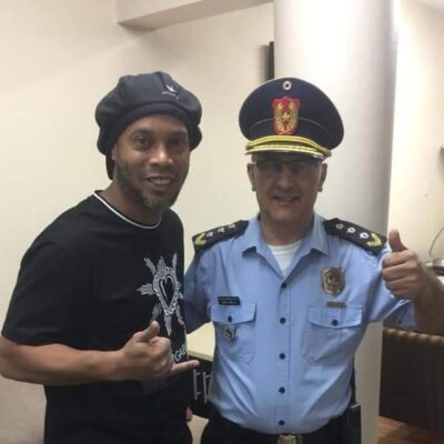 Policía se toma foto con Ronaldinho tras rendir declaración por falsificación de pasaporte