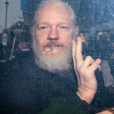Tribunal niega libertad condicional a Assange pese a temores por COVID-19