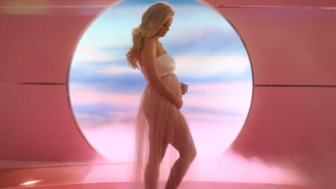 FOTO Katy Perry anuncia embarazo en video de 'Never born white' (YouTube)