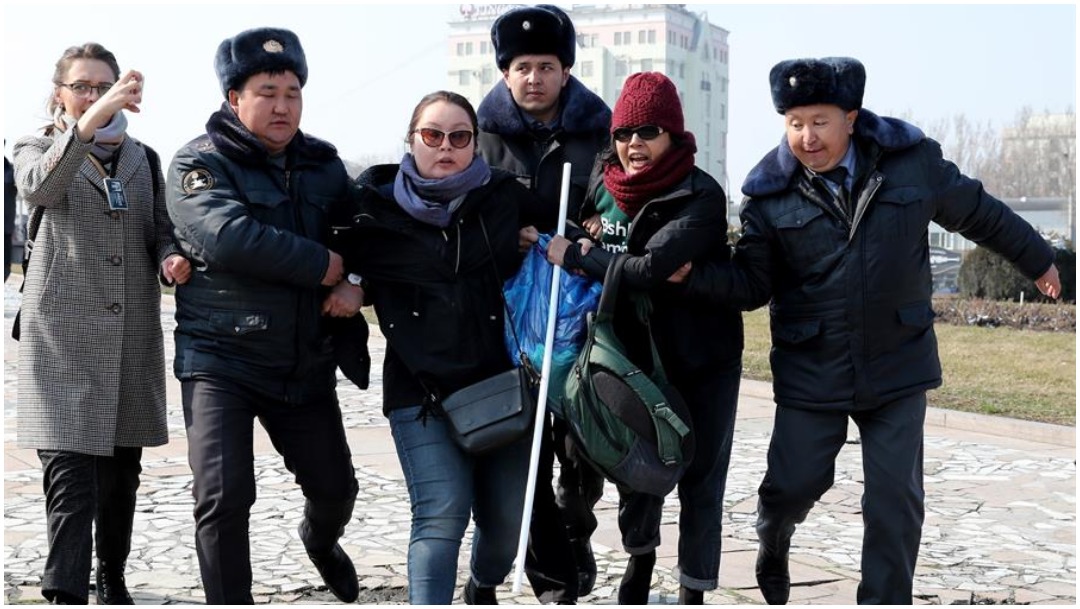 Foto: Varias mujeres fueron arrestadas en Kirguistán en una marcha no autorizada, 8 de marzo de 2020 (EFE)